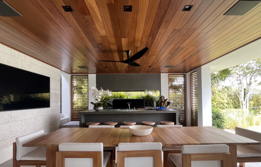 Cumaru Brazilian teak ceiling cladding in modern outdoor dining area – San Diego
